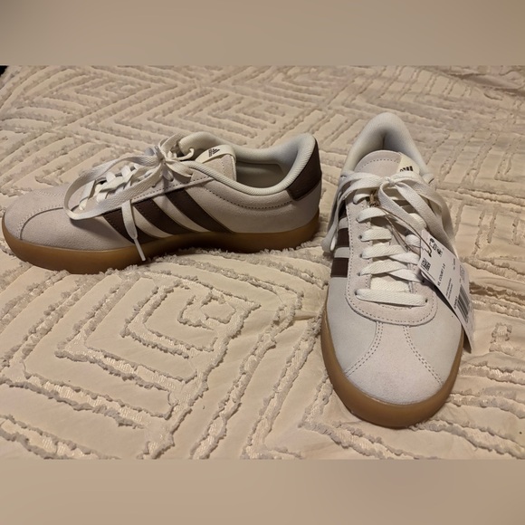 Adidas court v3 size 8.5 but fit like 9 - Picture 2 of 5